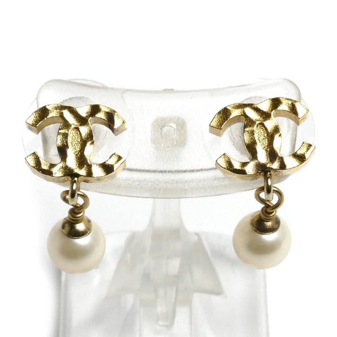 CHANEL GP Coco Mark Faux Pearl Earrings 2.8g Women's: --- Catalog ---Category: SizeSize (HxWxD): 19.90mm x 9.90mm / 0.78'' x 0.39''Category: DesignType: Stud earringsGender: WomenMaterial: Gold platingCategory: GeneralBrand: ChanelCountry of Origin: Fran