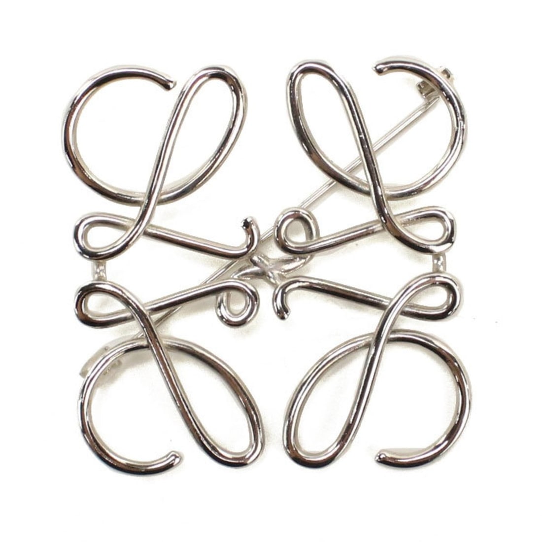 LOEWE Brooch 111.25.020 Anagram Women's Silver: --- Catalog ---Category: SizeSize (HxWxD): 5.3cm x 5.3cm / 2.08'' x 2.08''Category: DesignType: BroochColor: SilverGender: WomenMaterial: MetalCategory: GeneralMPN: 111.25.020Brand: Loewe--- Item List