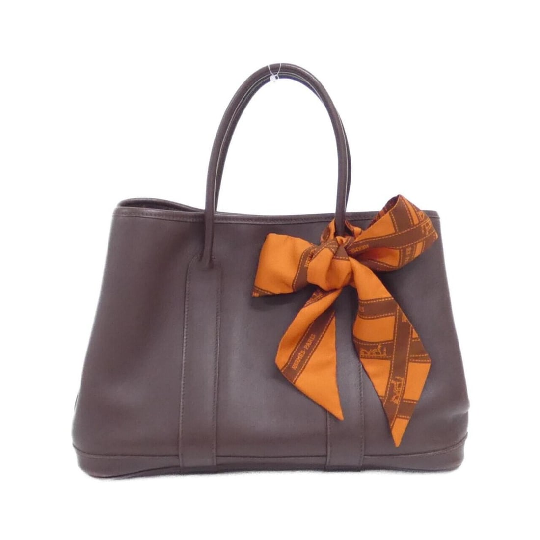 Hermes BOLDUC Garden Twilly 30cm 200211M Handbag: --- Catalog ---Category: SizeSize (HxWxD): 21cm x 30cm x 14cm / 8.26'' x 11.81'' x 5.51''Category: DesignType: HandbagColor: HavaneGender: WomenMaterial: Swift leather , Silk Hardware Color: SilverCat