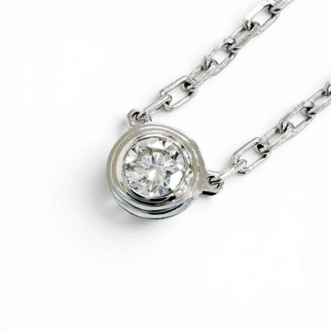 Cartier SIS607 Damour SM Diamond Necklace, 750 WG White Gold, 41cm Length, 2.91g Weight, Women's.: --- Catalog ---Category: SizePendant Size: 5mm / 0.19''Neck Circumference: 37.5 cm - 40.5 cm / 14.76'' - 15.94''Category: DesignStone: DiamondGender: WomenMaterial: White gold (18K)Necklace Type: Neck