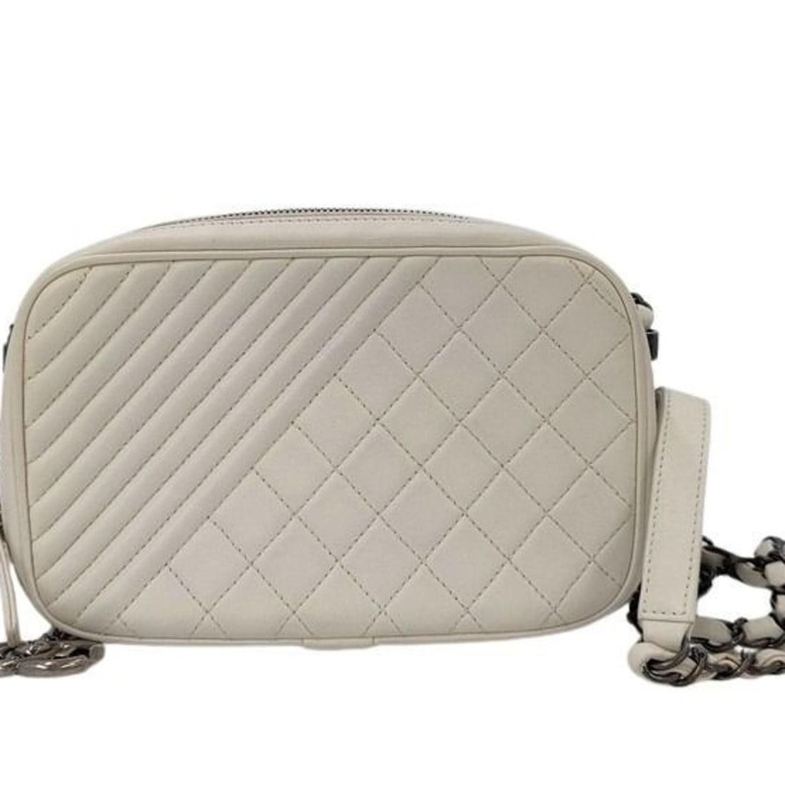 CHANEL Chanel Shoulder Bag Boy Camera White Lambskin Women's Matelassé: --- Catalog ---Category: SizeSize (HxWxD): 12cm x 19cm x 8.5cm / 4.72'' x 7.48'' x 3.34''Category: DesignType: Shoulder bagColor: WhiteGender: WomenMaterial: Leather Leather/Fur Type: LambskinCategory