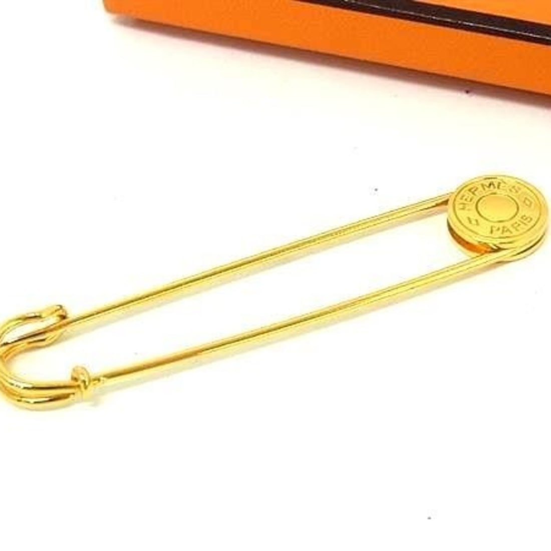 HERMES Hermes Brooch Sellier Gold Metal Women's: --- Catalog ---Category: SizeSize (HxWxD): 7cm x 1.3cm / 2.75'' x 0.51''Category: DesignType: BroochColor: GoldGender: WomenMaterial: MetalCategory: GeneralBrand: Hermes--- Item List ---Section: Condi