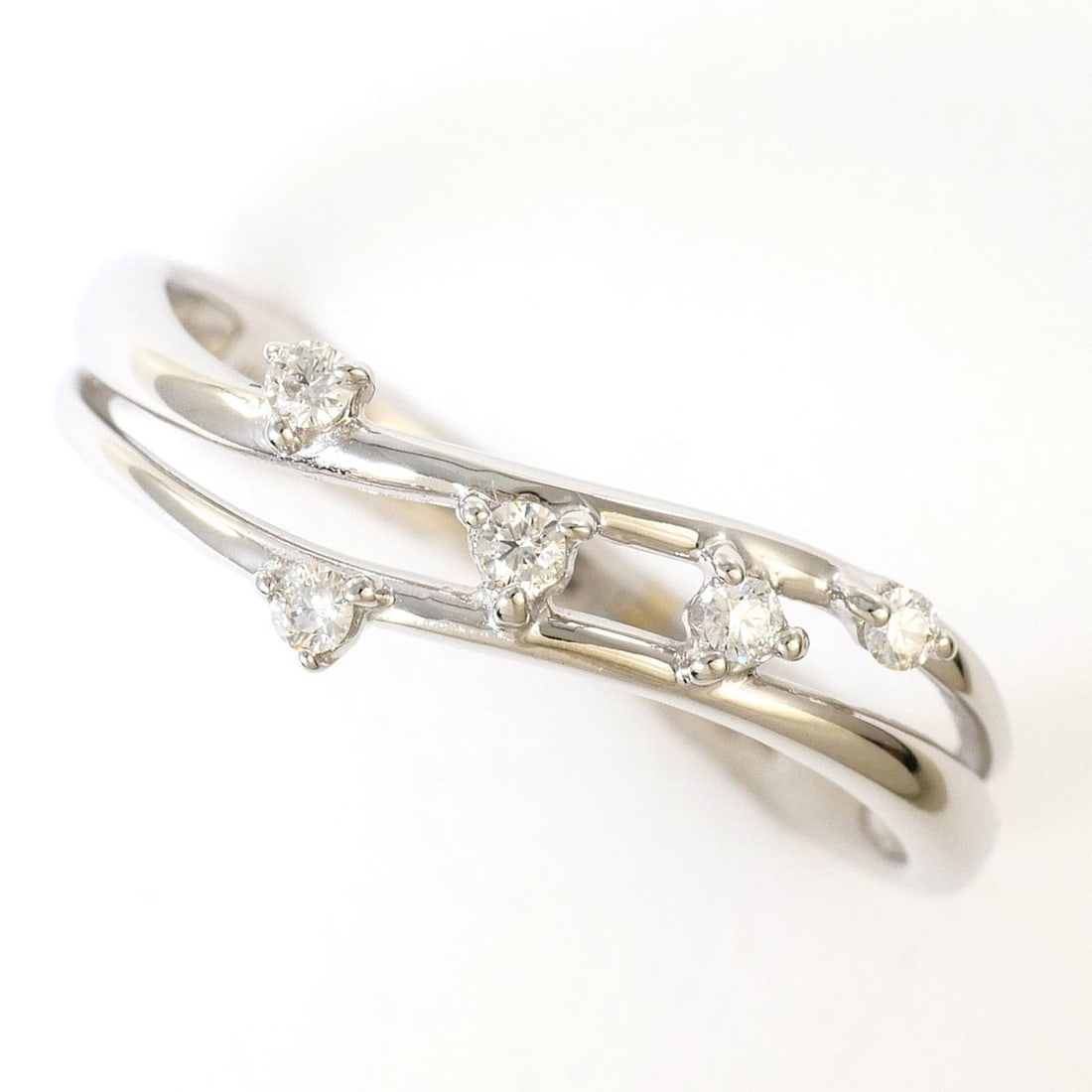 K14 14K WG White Gold Ring, 1 Diamond, 0.08ct, Total Weight 1.8g, Like New Condition.: --- Catalog ---Category: SizeWidth: 5mm / 0.2''Weight: 1.8g / 0.06oz.JP Size: 11.5US Size: 6Category: DesignType: Band ringColor: White goldMetal: White GoldStone: DiamondGender: WomenMaterial: White 