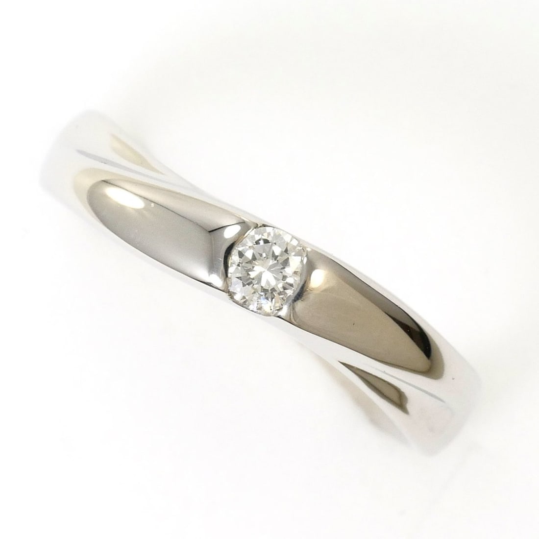 PT1000 Platinum Ring with 0.10 ct Diamond, Total Weight 5.6g, Like New Condition.: --- Catalog ---Category: SizeWidth: 4mm / 0.16''Weight: 5.6g / 0.19oz.JP Size: 9US Size: 5Category: DesignType: Band ringColor: PlatinumMetal: PlatinumStone: DiamondGender: WomenMaterial: Platinum 100