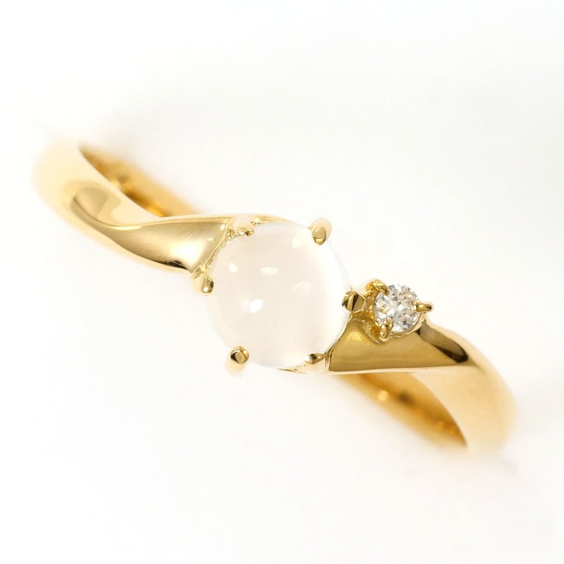 18K (18-karat) yellow gold ring with moonstone and diamond (no carat markings). Total weight 1.6g.: --- Catalog ---Category: SizeWidth: 6mm / 0.24''Weight: 1.6g / 0.05oz.JP Size: 9US Size: 5Category: DesignType: Band ringColor: Yellow goldMetal: GoldStone: Diamond, MoonstoneGender: WomenMaterial: Ye