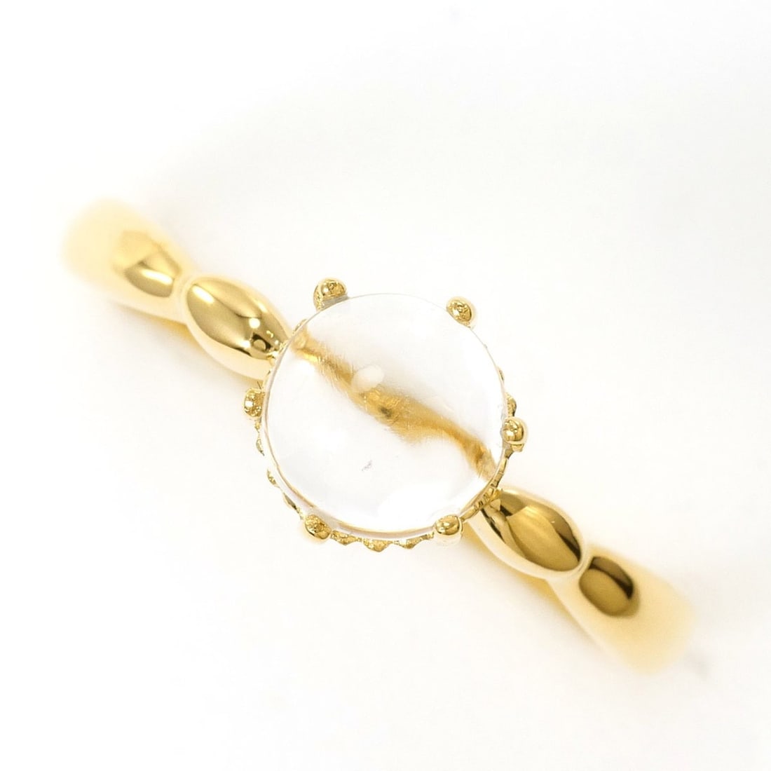 18K (18-karat) Yellow Gold Ring with Quartz Stone, Total Weight 1.7g, Like New Condition.: --- Catalog ---Category: SizeWidth: 7mm / 0.28''Weight: 1.7g / 0.05oz.JP Size: 11US Size: 6Category: DesignType: Band ringColor: Yellow goldMetal: GoldStone: QuartzGender: WomenMaterial: Yellow gold (