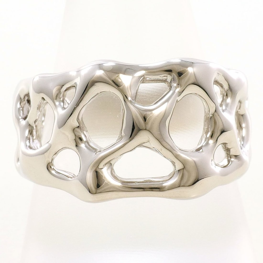 18K (18-karat white gold) ring, total weight 12.9g, like new.: --- Catalog ---Category: SizeWidth: 14mm / 0.55''Weight: 12.9g / 0.45oz.JP Size: 20US Size: 10Category: DesignType: Band ringColor: White goldMetal: White GoldGender: WomenMaterial: White gold (18K)Me