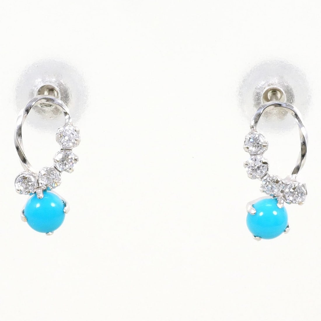 K14 14K WG White Gold Earrings with Turquoise and Zirconia, Total Weight 0.5g, Like New Condition: --- Catalog ---Category: SizeWeight: 0.5g / 0.01oz.Category: DesignType: Stud earringsColor: WhiteMetal: White GoldStone: Cubic zirconia, TurquoiseGender: WomenMaterial: White gold (14K)Metal Purity: 