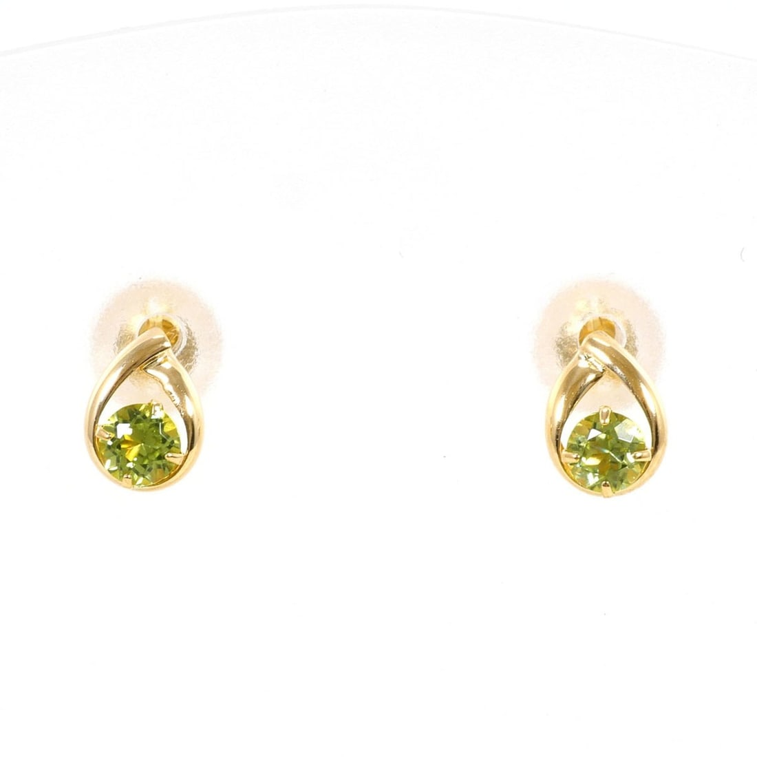 18K (18-karat) yellow gold earrings with peridot stones. Total weight: 0.3g. Like new condition.: --- Catalog ---Category: SizeWeight: 0.3g / 0.01oz.Category: DesignType: Stud earringsColor: Yellow goldMetal: GoldStone: PeridotGender: WomenMaterial: Yellow gold (18K)Metal Purity: 18KCategory: Gene