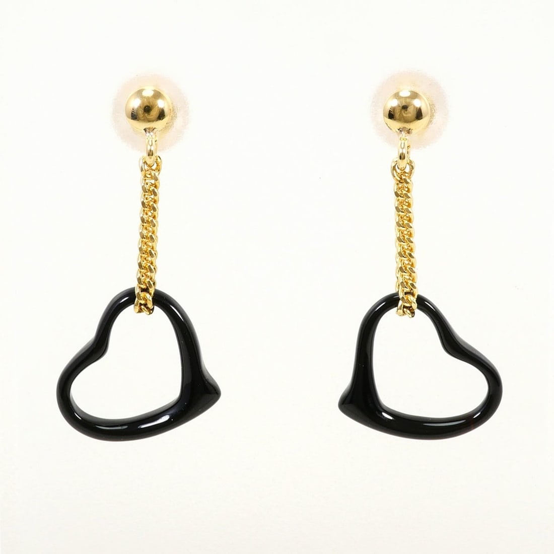 18K (18-karat) yellow gold earrings with onyx, total weight 0.7g, like new.: --- Catalog ---Category: SizeWeight: 0.7g / 0.02oz.Category: DesignType: Drop earringsColor: Yellow goldMetal: GoldStone: OnyxGender: WomenMaterial: Yellow gold (18K)Metal Purity: 18KCategory: General