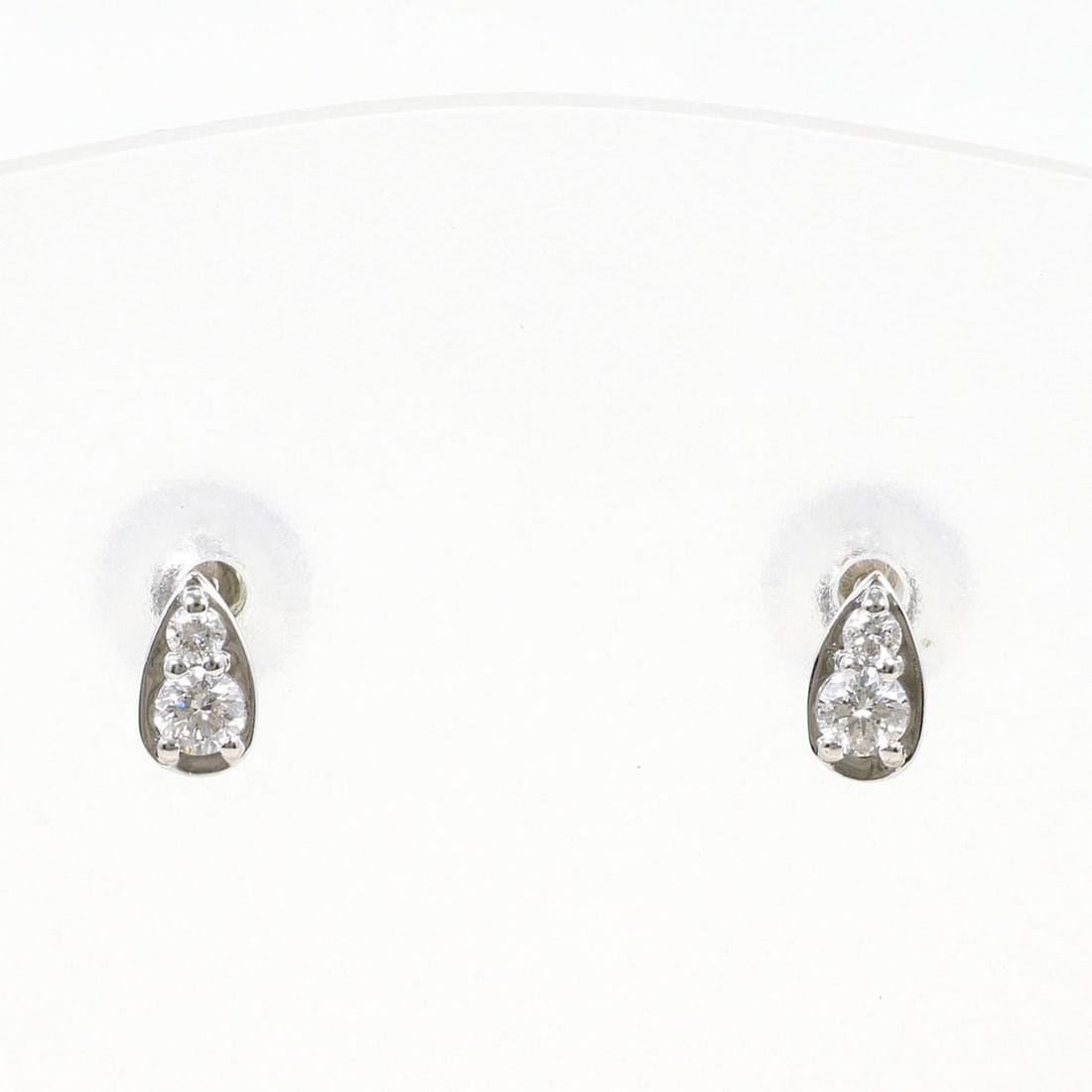 PT900 Platinum Earrings with 0.05ct Diamonds, Total Weight 0.5g, Like New Condition.: --- Catalog ---Category: SizeWeight: 0.5g / 0.01oz.Category: DesignType: Stud earringsMetal: PlatinumStone: DiamondGender: WomenMaterial: Platinum 900Weight (ct.): 0.05Category: GeneralBrand: Unbrande