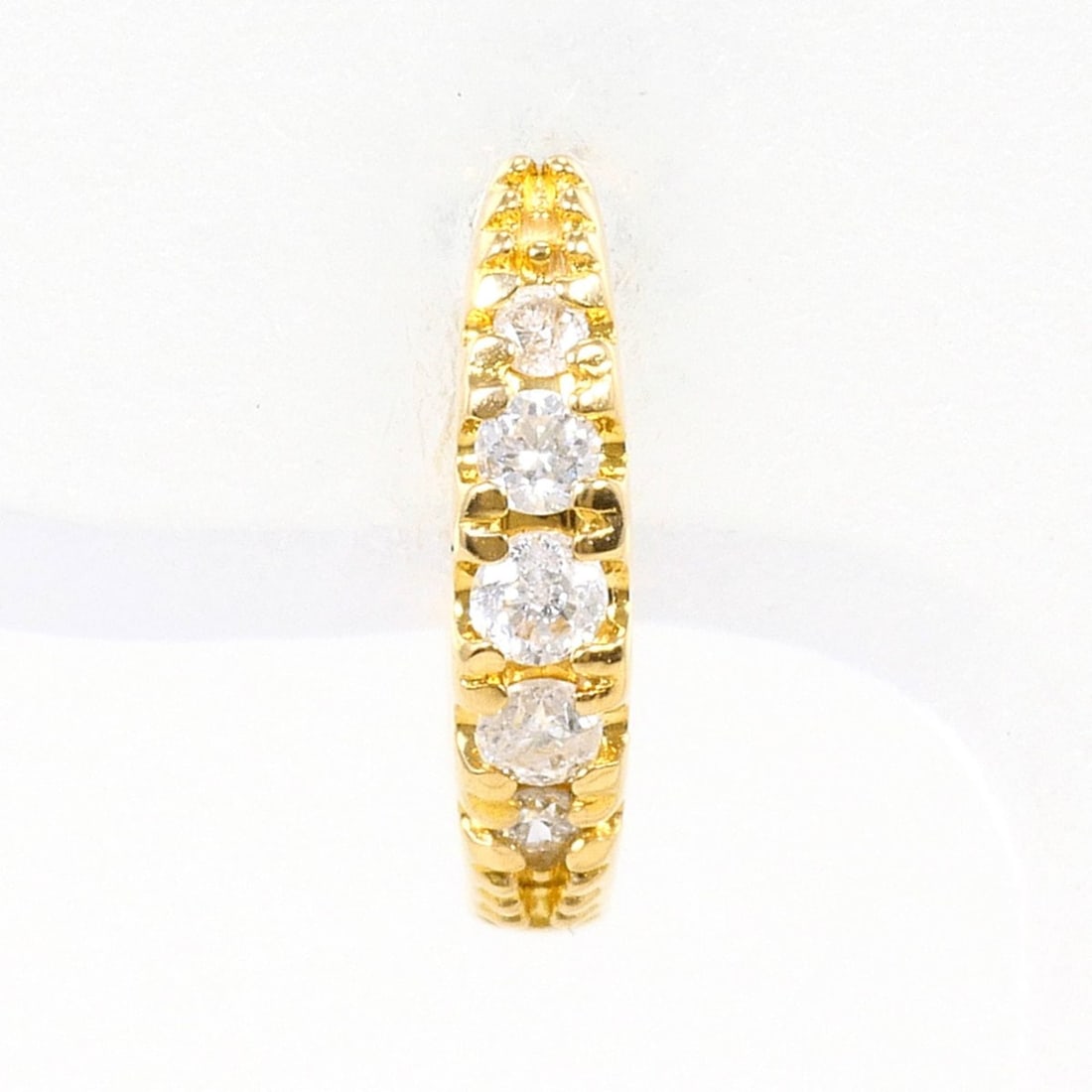 18K (18-karat) Yellow Gold Earring (Single Earring) with 0.06ct Diamond, Total Weight 0.5g, Like New: --- Catalog ---Category: SizeWeight: 0.5g / 0.01oz.Category: DesignType: Hoop earringsColor: Yellow goldMetal: GoldStone: DiamondGender: WomenMaterial: Yellow gold (18K)Metal Purity: 18KWeight (ct.): 