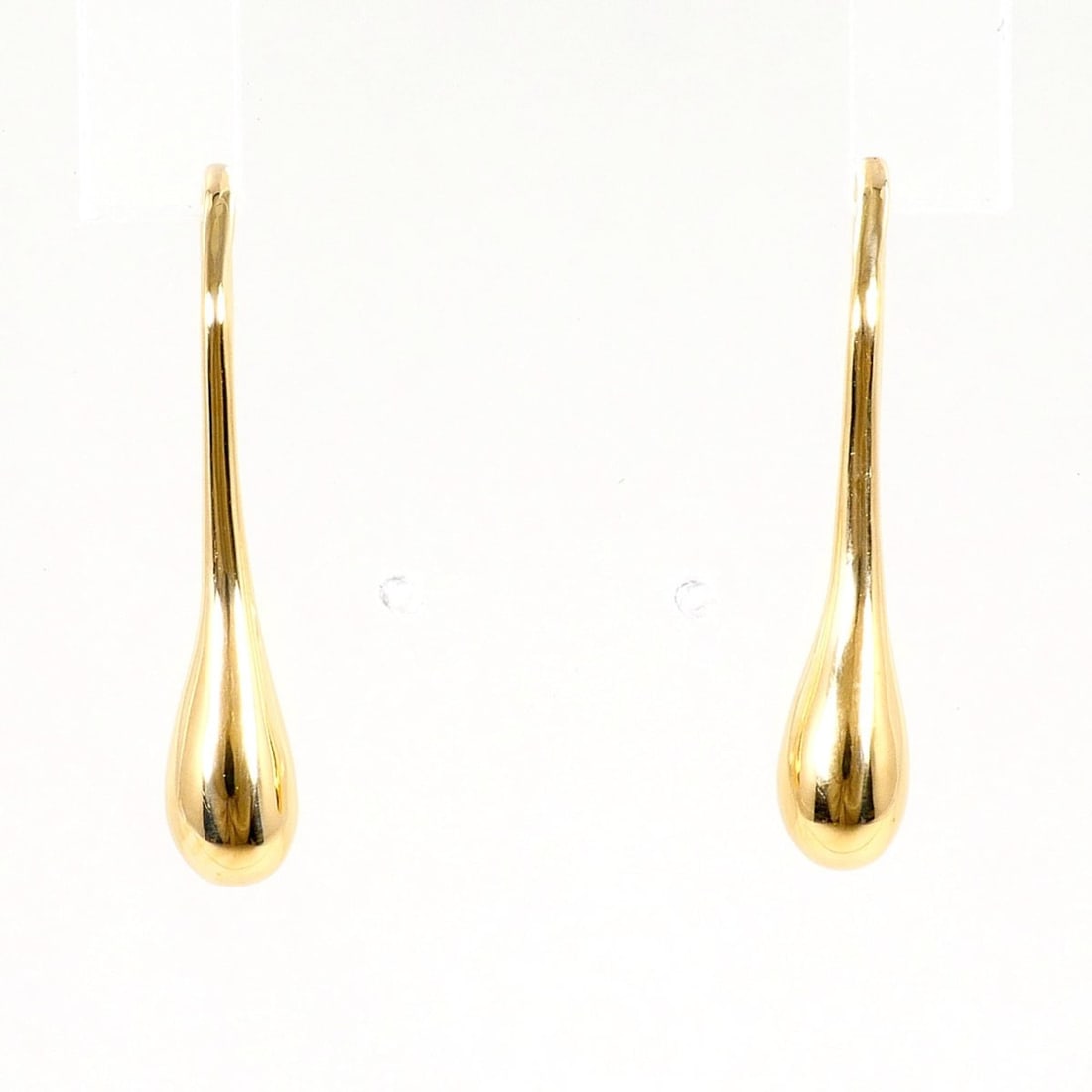 18K (18-karat) yellow gold earrings, total weight 2.8g, like new.: --- Catalog ---Category: SizeWeight: 2.8g / 0.09oz.Category: DesignType: Drop earringsColor: Yellow goldMetal: GoldGender: WomenMaterial: Yellow gold (18K)Metal Purity: 18KCategory: GeneralBrand: Unbr