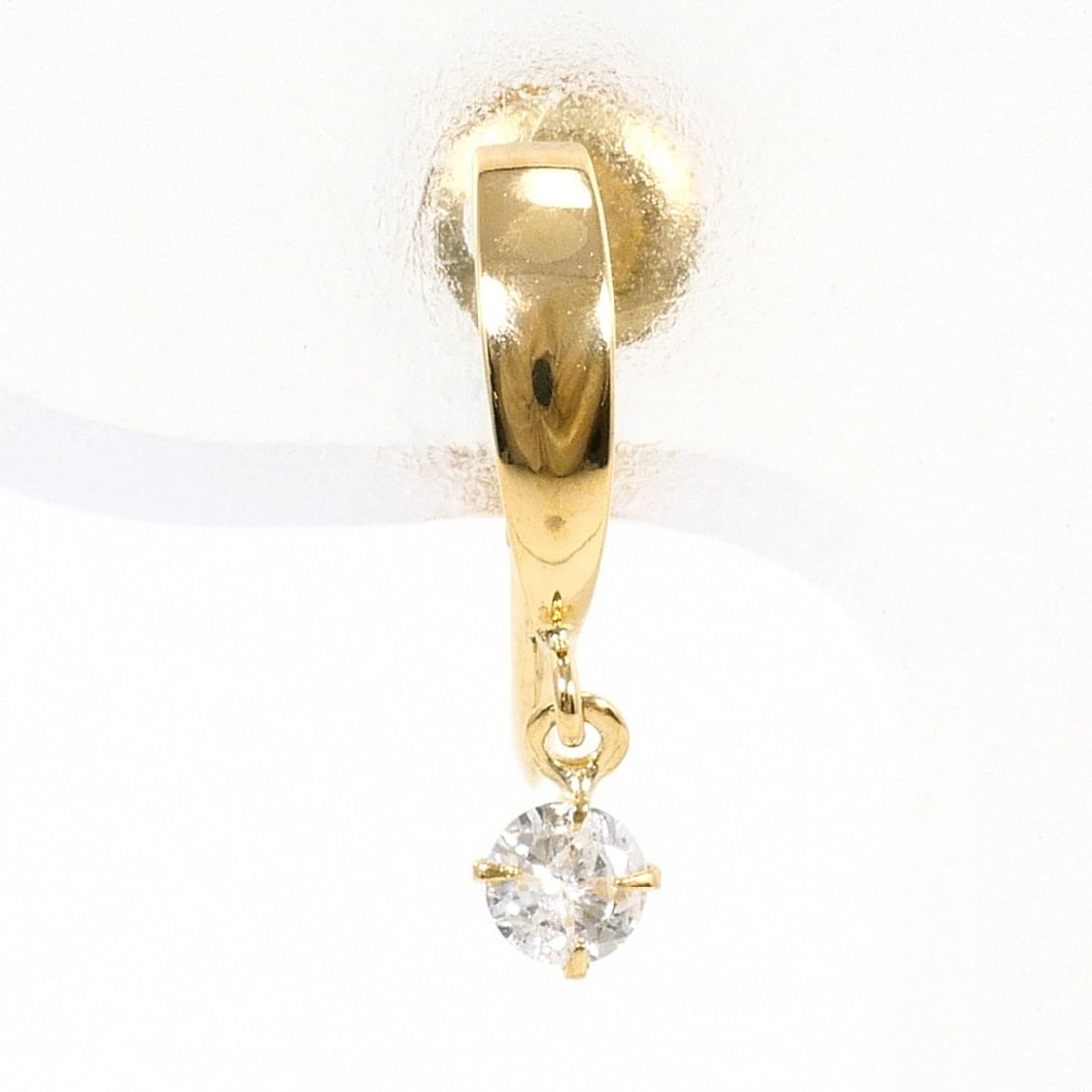18K (18-karat) yellow gold earrings with 0.05ct diamonds, total weight 0.5g, like new.: --- Catalog ---Category: SizeWeight: 0.5g / 0.01oz.Category: DesignType: Clip earringsColor: Yellow goldMetal: GoldStone: DiamondGender: WomenMaterial: Yellow gold (18K)Metal Purity: 18KWeight (ct.): 