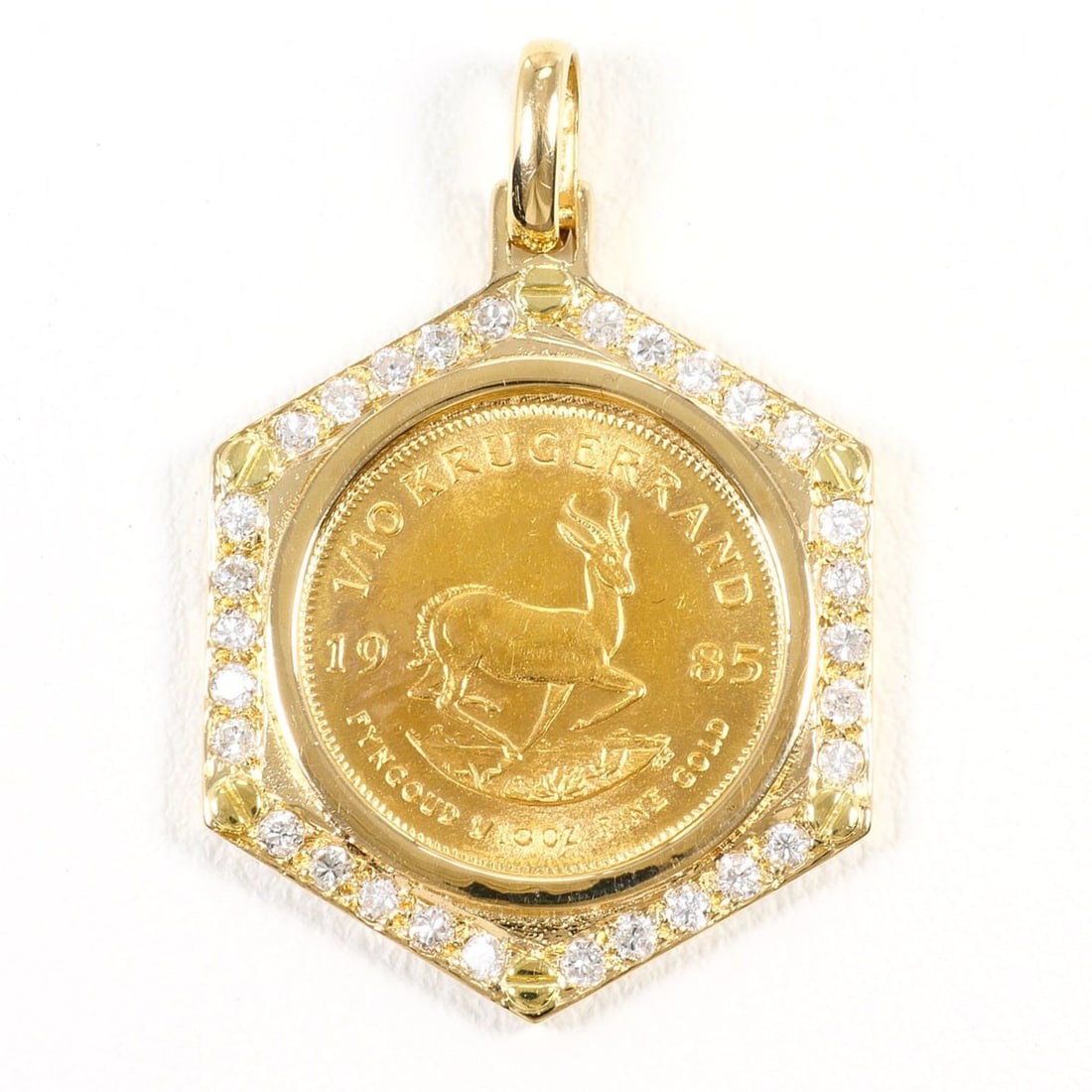 K22 22K YG Yellow Gold 18K Pendant Top 1.10oz Diamond (no carat marking) with Certificate of: --- Catalog ---Category: SizeWeight: 6.3g / 0.22oz.Pendant Size: 32mm x 21mm / 1.25'' x 0.82''Category: DesignColor: Yellow goldMetal: GoldStone: DiamondGender: Women,MenMaterial: Yellow gold (18K), Y