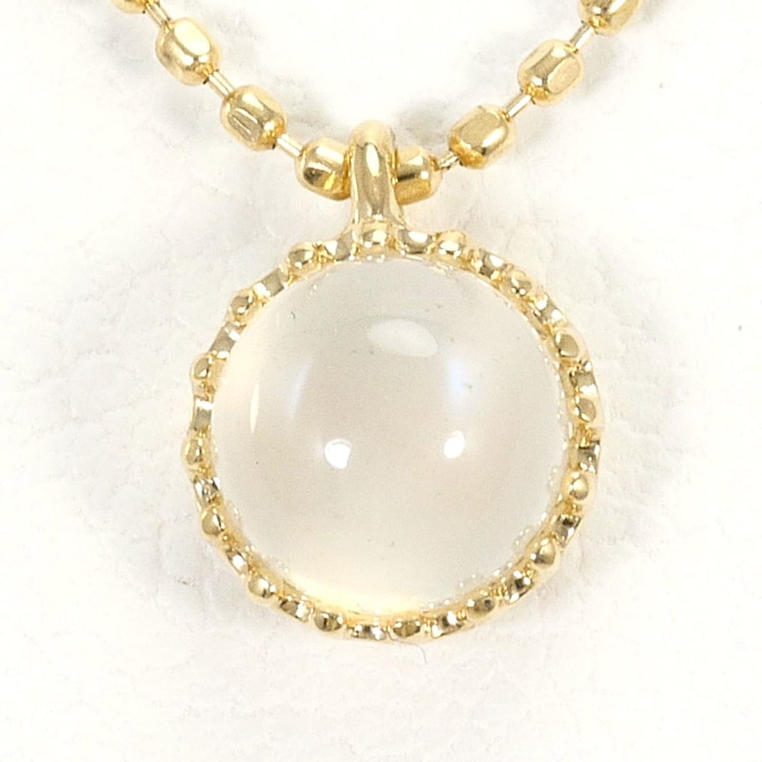 K10 10K YG Yellow Gold Necklace with Moonstone, Total Weight 1.1g, 40cm, Like New Condition: --- Catalog ---Category: SizeWeight: 1.1g / 0.03oz.Pendant Size: 7mm x 6mm / 0.27'' x 0.23''Neck Circumference: 40 cm / 15.74''Category: DesignColor: Yellow goldMetal: GoldStone: MoonstoneGender: Wome