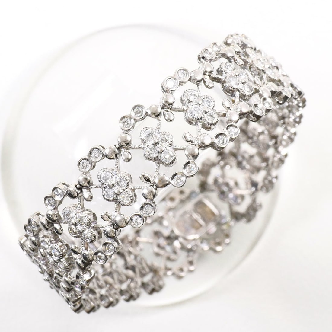 18K (18-karat white gold) bracelet with 3.00ct diamonds, includes appraisal certificate, total: --- Catalog ---Category: SizeLength: 18.5cm / 7.28''Weight: 24.7g / 0.87oz.Category: DesignType: Charm braceletColor: White goldMetal: White GoldStone: DiamondGender: WomenMaterial: White gold (18K)Me