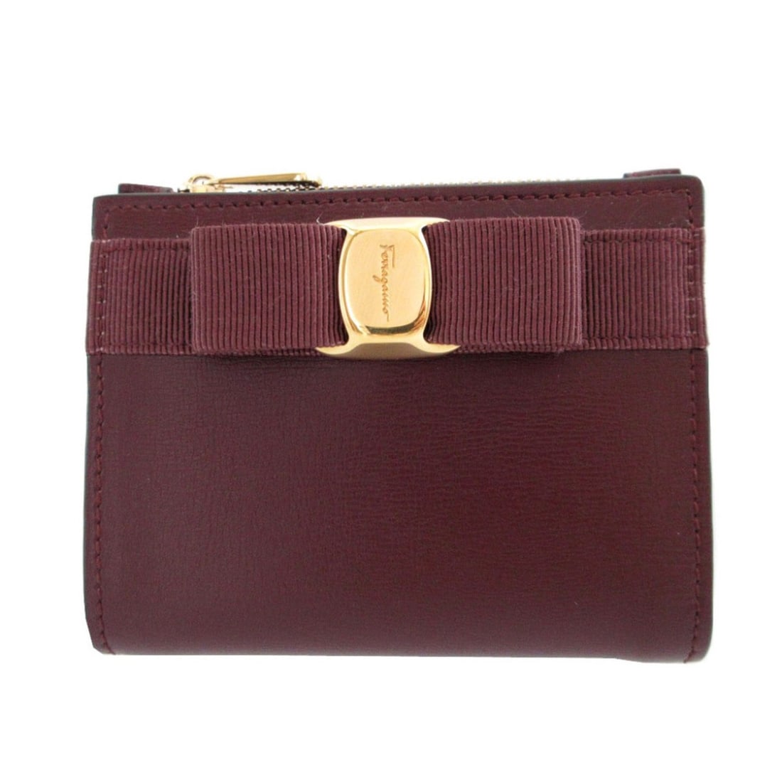 Salvatore Ferragamo Vara Ribbon Leather Bordeaux Compact Wallet 0447: --- Catalog ---Category: SizeSize (HxWxD): 9.5cm x 11.7cm x 2cm / 3.74'' x 4.6'' x 0.78''Category: DesignType: Wallet (bi-fold)Color: BordeauxGender: WomenMaterial: Leather Category: GeneralBrand: Sal