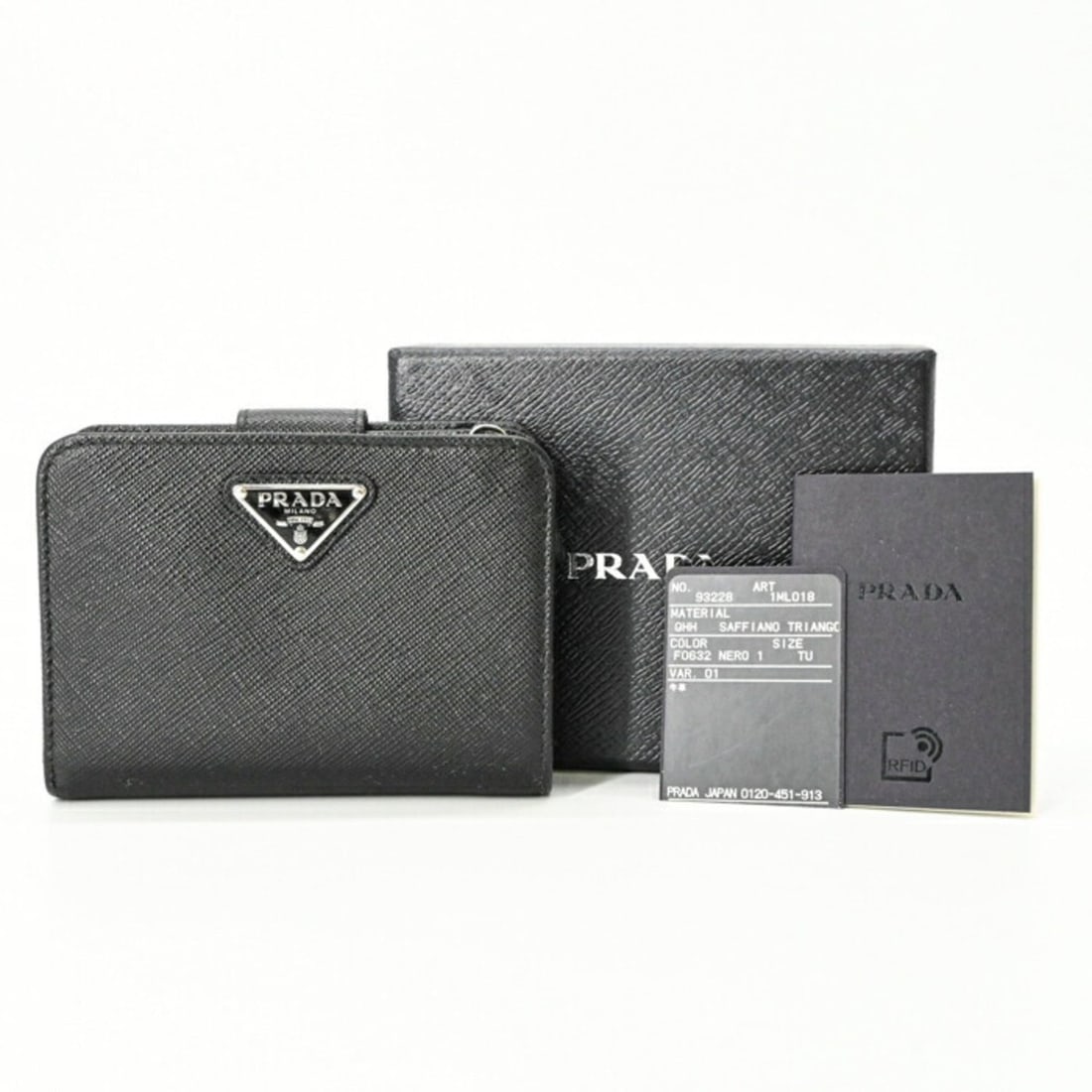 PRADA Saffiano Triangle Compact Bi-fold Wallet, Black (NERO), Men's/Women's, 1ML018 QHH: --- Catalog ---Category: SizeSize (HxWxD): 9cm x 12cm x 4cm / 3.54'' x 4.72'' x 1.57''Category: DesignType: Wallet (bi-fold)Color: Black, NeroGender: Men,WomenMaterial: Leather Leather/Fur Type: Saffi