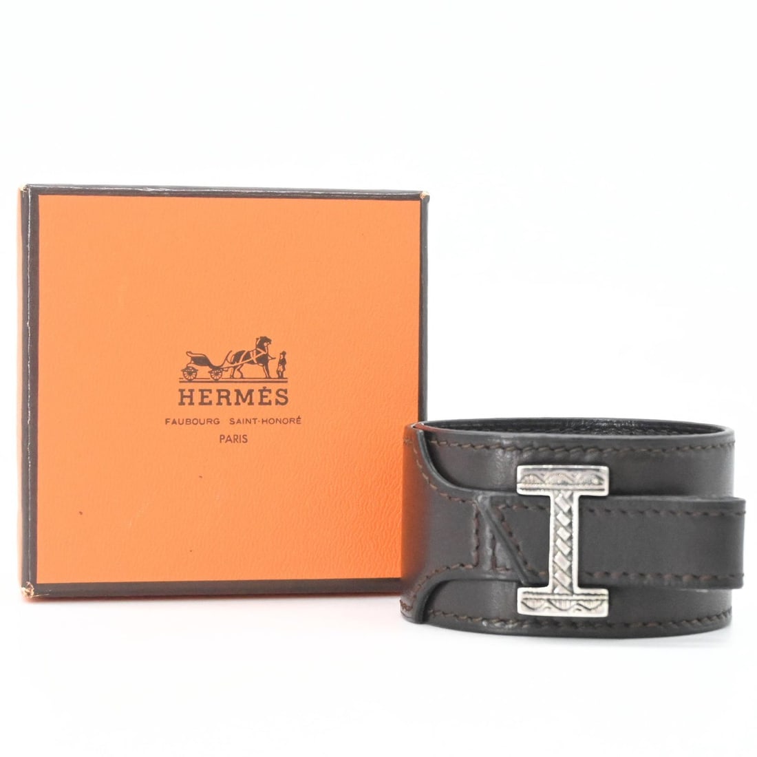 HERMES Touareg Artemis H Bracelet Bangle, Silver SV925, Leather, Dark Brown: --- Catalog ---Category: SizeLength: 29.5cm / 11.61''Category: DesignType: Charm braceletColor: Dark brownGender: Women,MenMaterial: Leather, SilverCategory: GeneralBrand: Hermes--- Item List ---Secti