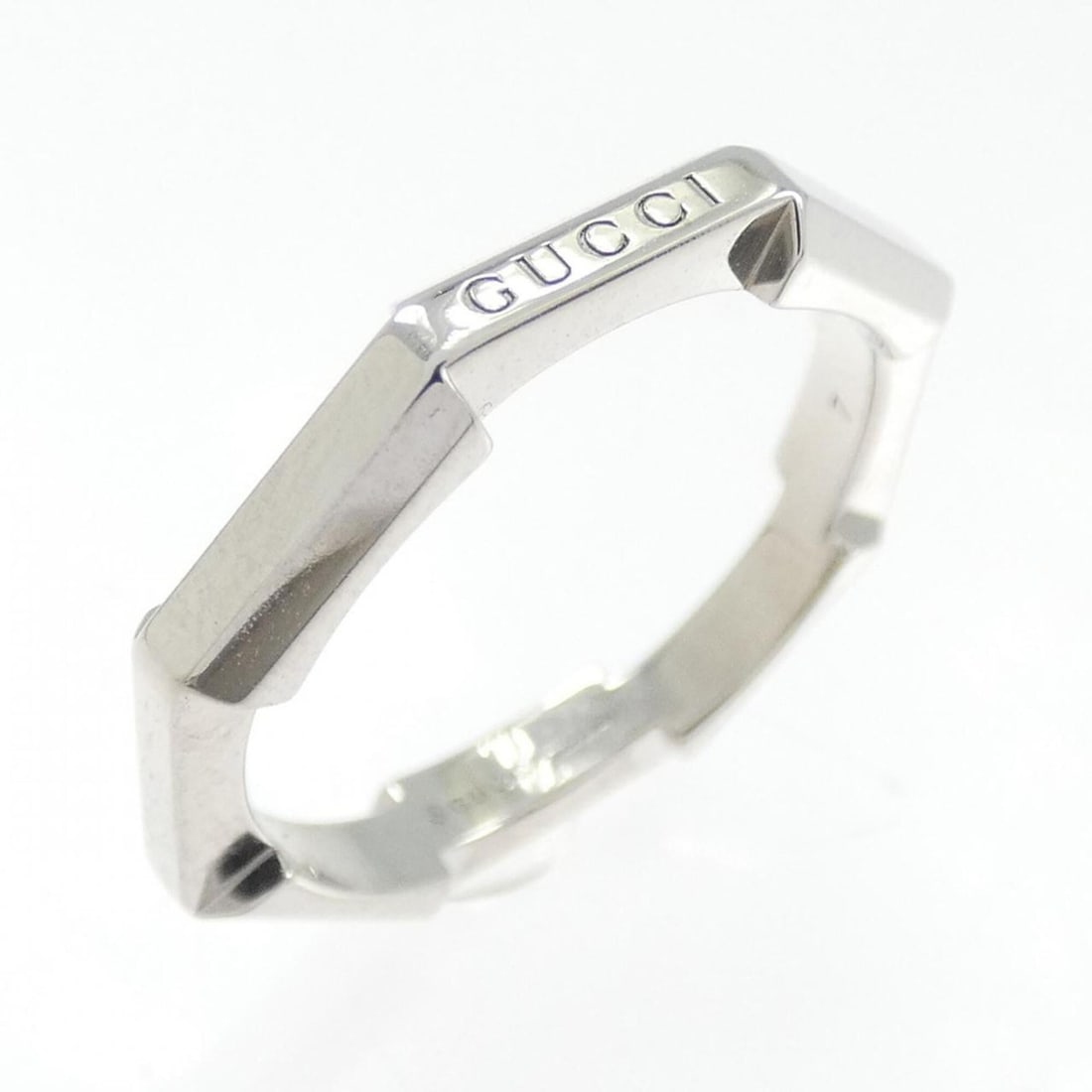 Gucci Mirror Ring: --- Catalog ---Category: SizeJP Size: 7US Size: 3.5Category: DesignType: Band ringGender: WomenMaterial: White gold (18K)Category: GeneralBrand: Gucci--- Item List ---Section: ConditionRanking: Rank