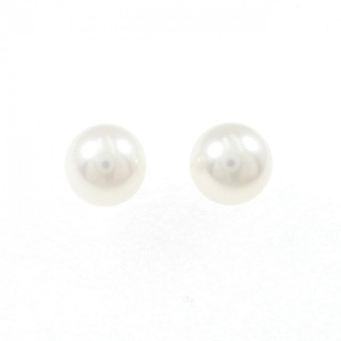 Tiffany & Co. Freshwater Pearl Earrings: --- Catalog ---Category: SizeSize (HxWxD): 9.10mm x 9.10mm / 0.36'' x 0.36''Category: DesignType: Stud earringsGender: WomenMaterial: Silver 925Category: GeneralBrand: Tiffany--- Item List