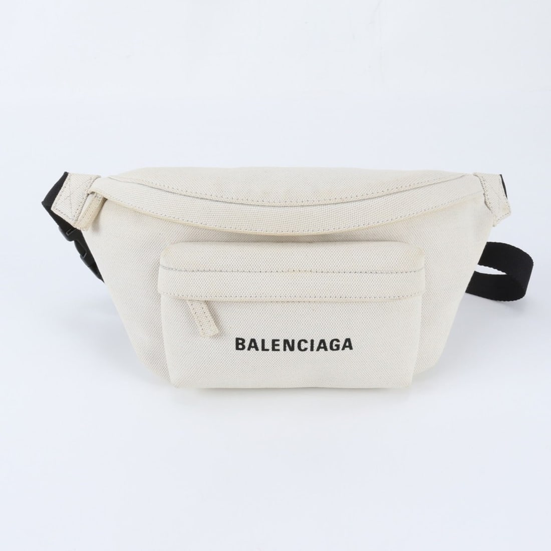 Balenciaga Everyday Logo Belt Bag V 568008 Body Waist Pouch for Men: --- Catalog ---Category: SizeSize (HxWxD): 16cm x 30cm x 5cm / 6.29'' x 11.81'' x 1.96''Strap Length: 86cm / 33.85''Category: DesignType: Fanny packColor: Black, Off-whiteGender: MenCategory: GeneralB