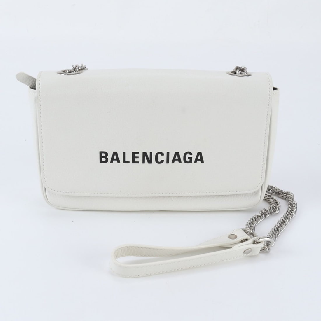 Balenciaga Everyday Chain Leather Shoulder Bag Handbag Tote - Brand Women's: --- Catalog ---Category: SizeSize (HxWxD): 14cm x 22cm x 5cm / 5.51'' x 8.66'' x 1.96''Strap Length: 112cm / 44.09''Category: DesignType: Handbag, Shoulder bagColor: Black, WhiteGender: WomenMaterial: