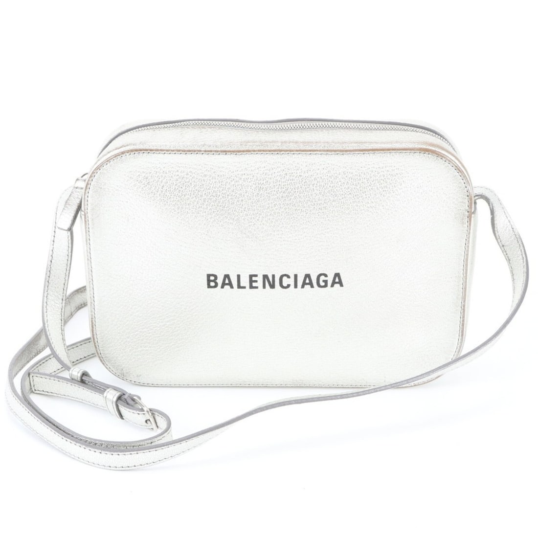 Balenciaga Everyday Camera Bag XS 552370 Leather Shoulder Silver Women's: --- Catalog ---Category: SizeSize (HxWxD): 16cm x 23cm x 5cm / 6.29'' x 9.05'' x 1.96''Strap Length: 118cm / 46.45''Category: DesignType: Shoulder bagColor: SilverGender: WomenMaterial: Leather Catego