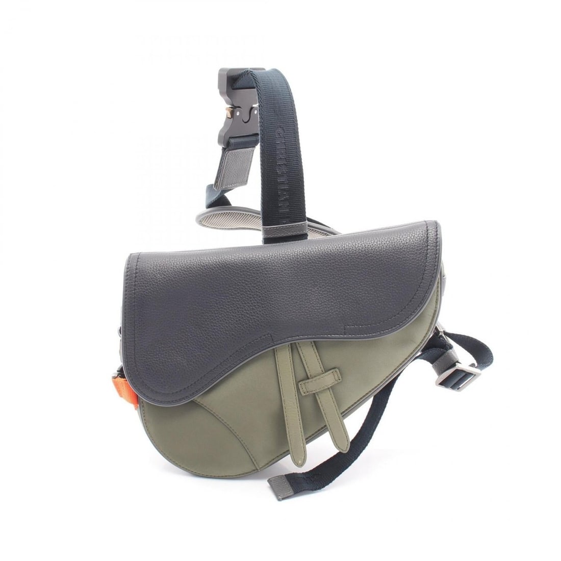 Christian Dior Dior x sacai SADDLE Saddle Bag (Waist Bag, Body Handbag) - Nylon Leather Men's: --- Catalog ---Category: SizeSize (HxWxD): 18cm x 27cm x 7cm / 7.08'' x 10.62'' x 2.75''Category: DesignType: Fanny pack, Handbag, Saddle bagColor: Gray, KhakiGender: MenMaterial: Nylon , Leather