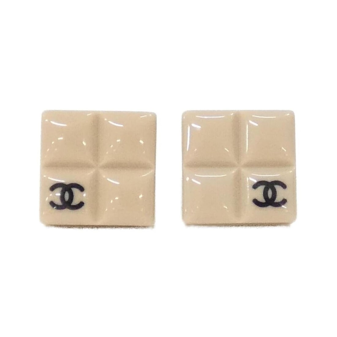 Chanel 26731 Earrings: --- Catalog ---Category: SizeSize (HxWxD): 16.00mm x 16.00mm / 0.63'' x 0.63''Category: DesignType: Stud earringsColor: Beige, BlackGender: WomenCategory: GeneralBrand: Chanel--- Item List