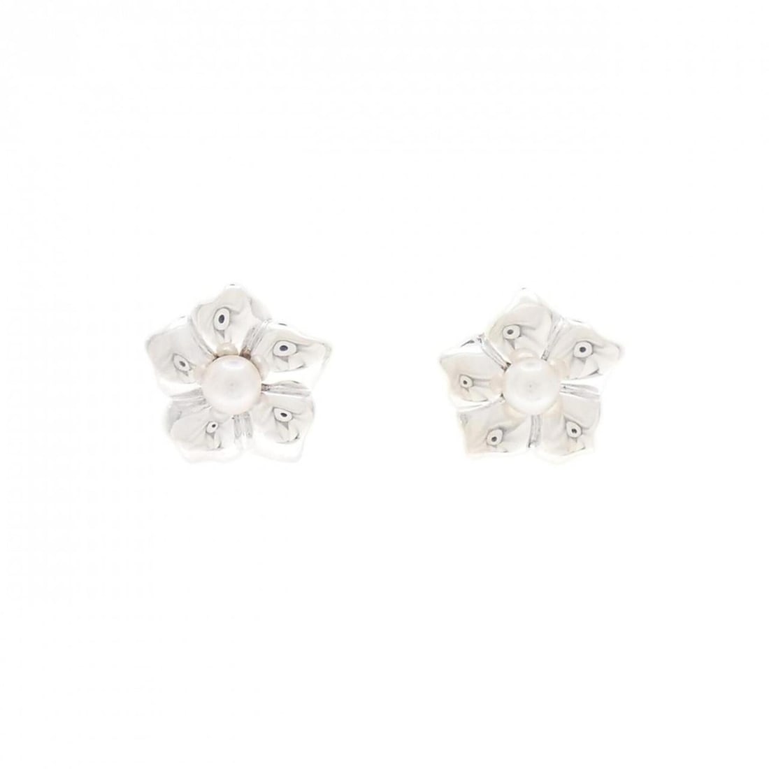 Tiffany & Co. Akoya Pearl Earrings 3.9mm: --- Catalog ---Category: SizeSize (HxWxD): 12.70mm x 13.50mm / 0.50'' x 0.53''Category: DesignType: Stud earringsGender: WomenMaterial: Silver 925Category: GeneralBrand: Tiffany--- Item List