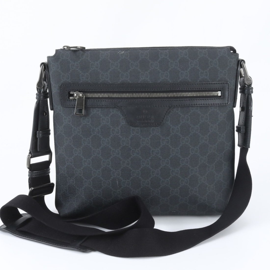 Gucci GG Supreme 322279 Leather Shoulder Bag Messenger Tote for Men: --- Catalog ---Category: SizeSize (HxWxD): 26cm x 27cm x 5cm / 10.23'' x 10.62'' x 1.96''Category: DesignType: Messenger bag, Shoulder bagColor: Black, NavyGender: MenMaterial: Leather , Coated canvas
