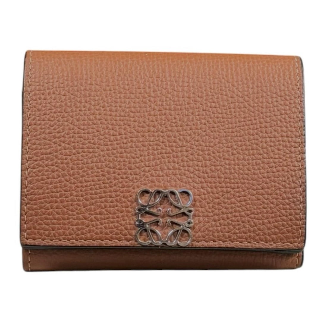 Loewe Trifold Wallet Anagram Long C821TR2X02 Women's LOEWE: --- Catalog ---Category: SizeSize (HxWxD): 8cm x 10cm x 3cm / 3.14'' x 3.93'' x 1.18''Category: DesignType: Wallet (tri-fold)Color: BrownGender: WomenCategory: GeneralMPN: C821TR2X02Brand: LoeweCountr