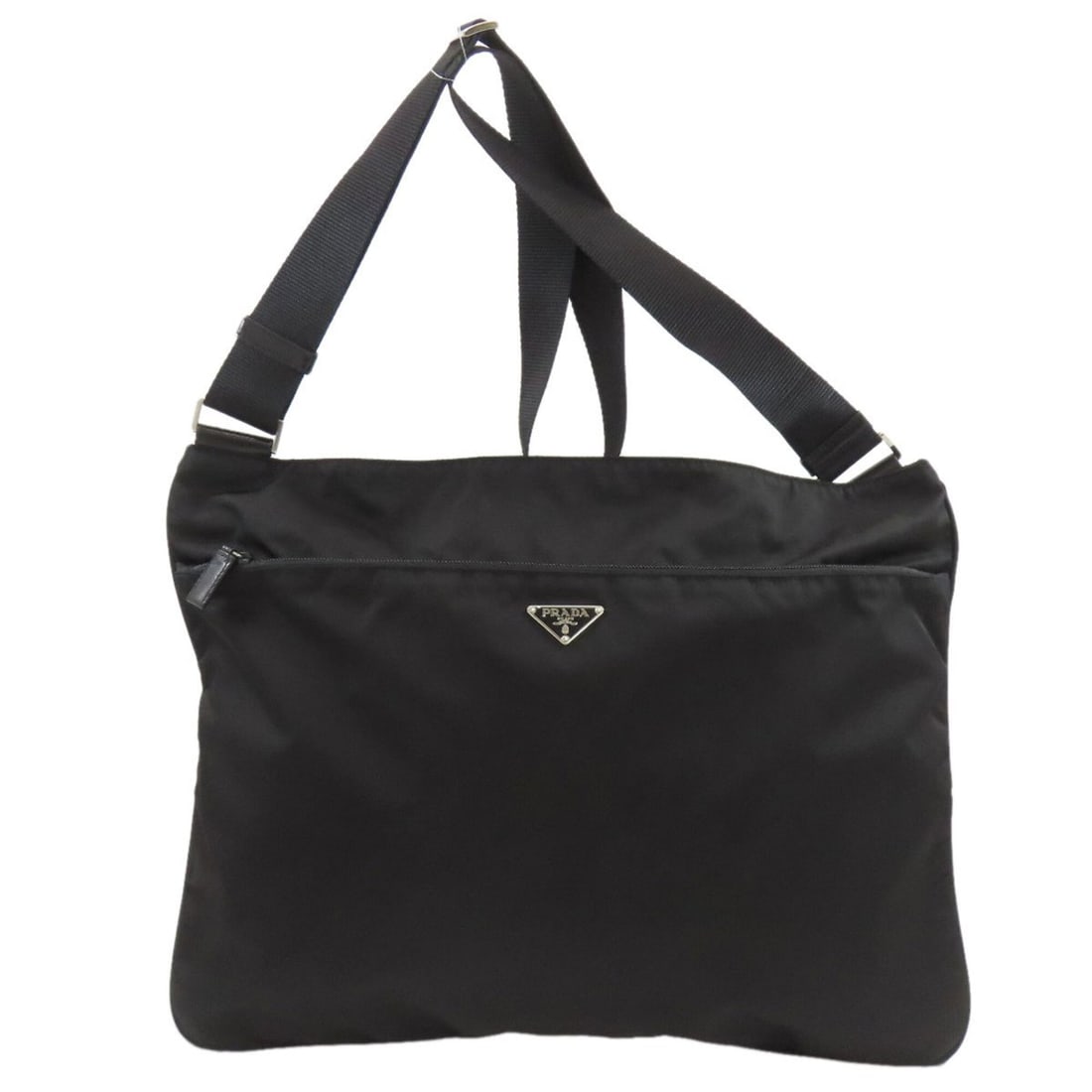 Prada logo hardware shoulder bag, nylon material, women's.: --- Catalog ---Category: SizeSize (HxWxD): 34.5cm x 45cm x 1cm / 13.58'' x 17.71'' x 0.39''Category: DesignType: Shoulder bagColor: BlackGender: WomenMaterial: Nylon Category: GeneralBrand: Prada--- I