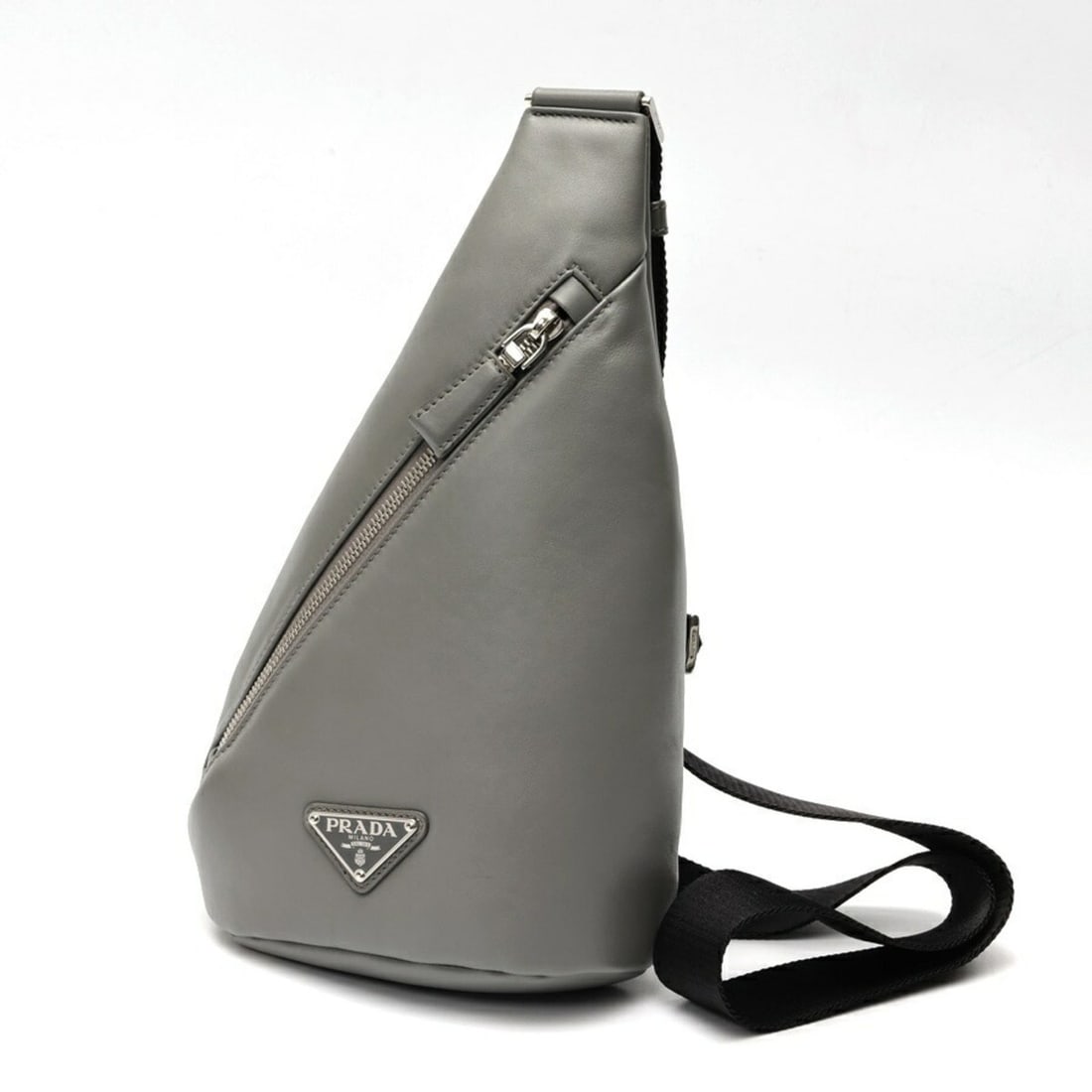 Prada PRADA bag, body 2VZ098, leather, gray: --- Catalog ---Category: SizeSize (HxWxD): 31cm x 18cm x 6cm / 12.2'' x 7.08'' x 2.36''Strap Length: 110cm / 43.3''Category: DesignType: Shoulder bag, Sling bagColor: GrayGender: WomenClosure: ZipperM