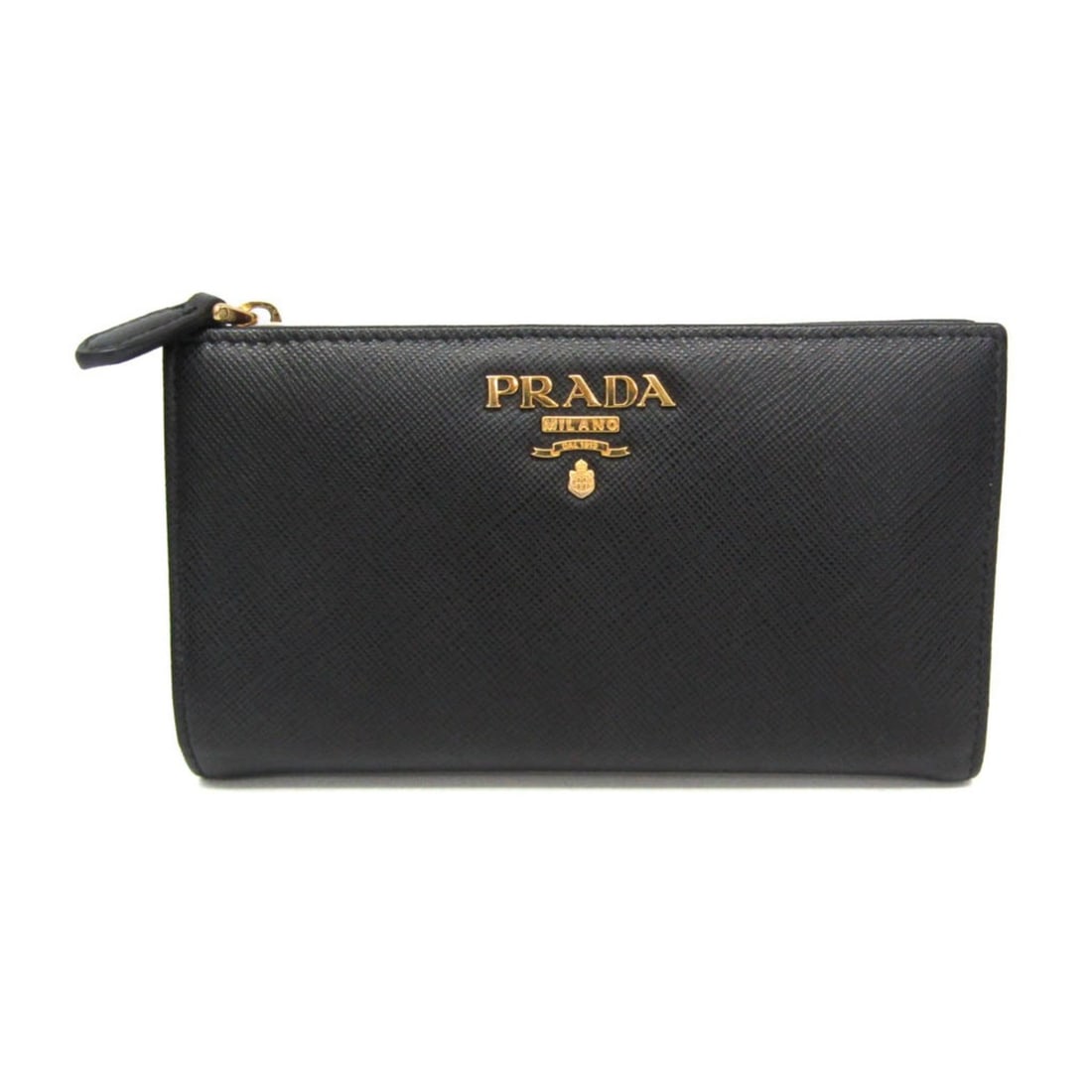 Prada Saffiano Triangle 1ML009 Women's Leather Middle Wallet (bi-fold) Black: --- Catalog ---Category: SizeSize (HxWxD): 9cm x 16cm x 2cm / 3.54'' x 6.29'' x 0.78''Category: DesignType: Middle wallet (bi-fold)Color: BlackGender: WomenClosure: Snap fastenerMaterial: Leather Inne