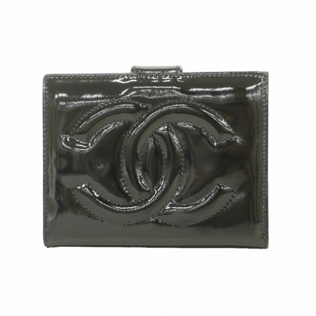 Chanel patent leather wallet, black, for women.: --- Catalog ---Category: SizeSize (HxWxD): 10cm x 12cm x 2.5cm / 3.93'' x 4.72'' x 0.98''Category: DesignType: Wallet (bi-fold)Color: BlackGender: WomenMaterial: Patent leather Category: GeneralBrand: