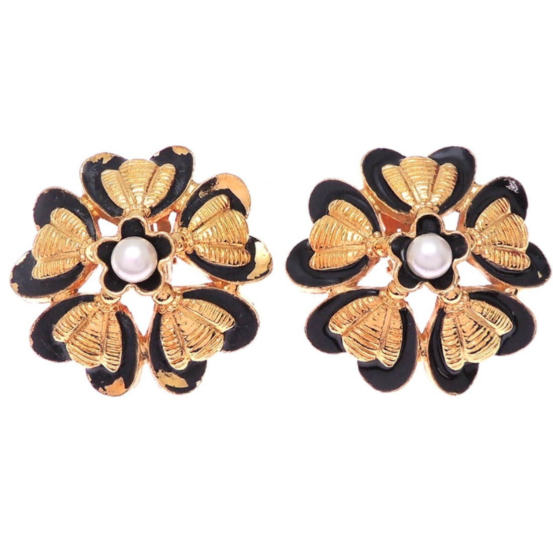 Chanel Flower Pearl Earrings for Women, GP Black: --- Catalog ---Category: SizeSize (HxWxD): 40.00mm x 40.00mm / 1.57'' x 1.57''Category: DesignType: Clip earringsColor: Black, GoldGender: WomenMaterial: Gold plating, Yellow gold (18K)Category: Gener