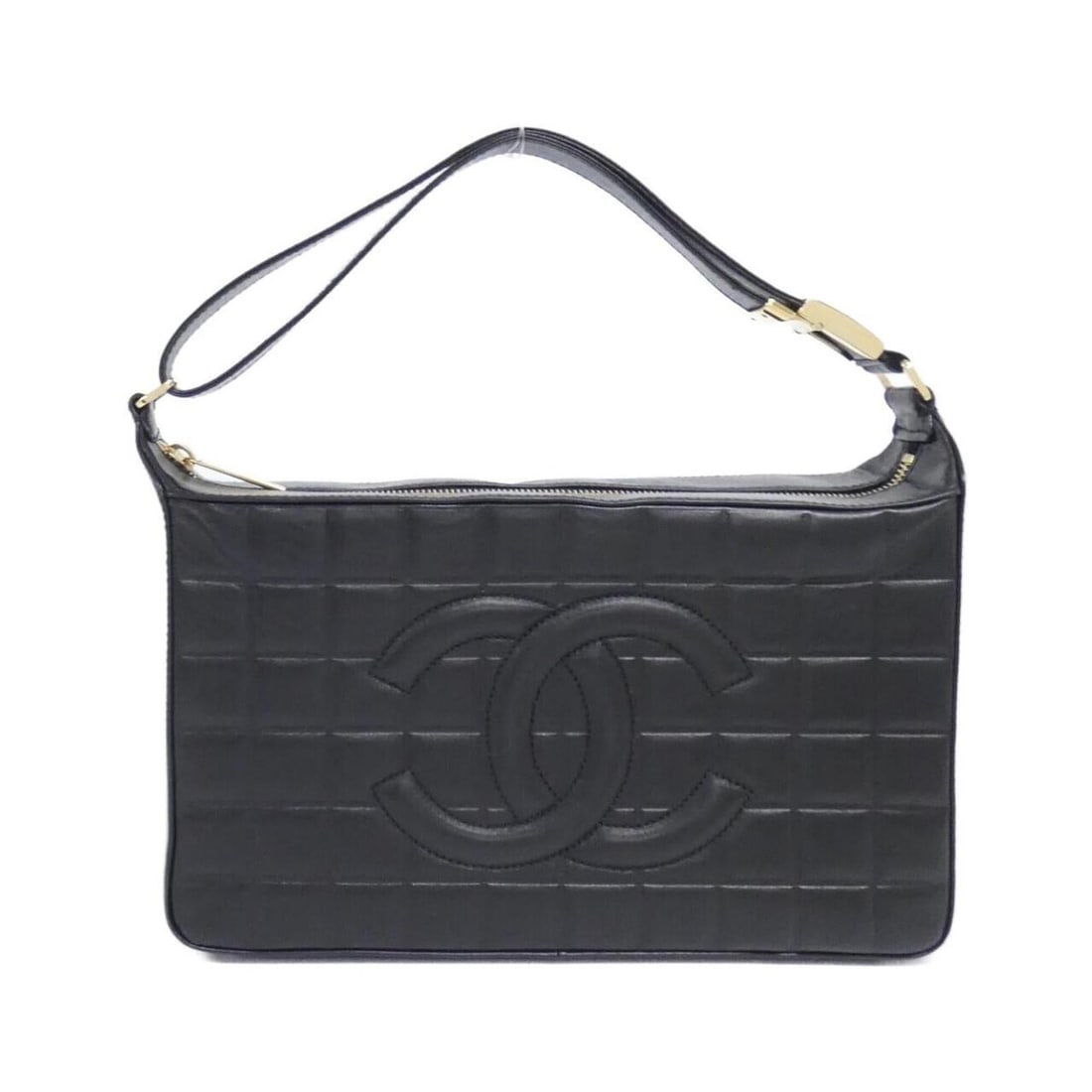 Chanel Chocolate Bar Line 17365 Shoulder Bag: --- Catalog ---Category: SizeSize (HxWxD): 16cm x 27cm x 8cm / 6.29'' x 10.62'' x 3.14''Category: DesignType: Shoulder bagColor: BlackGender: WomenMaterial: Leather Hardware Color: GoldCategory: Gener