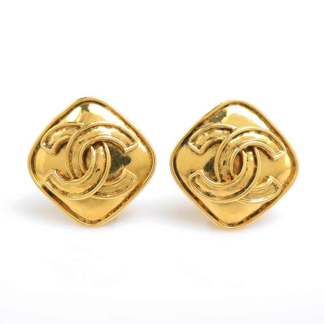 Chanel earrings, Coco Mark design, metal, gold, women's, e61932a: --- Catalog ---Category: SizeSize (HxWxD): 30.00mm x 30.00mm / 1.18'' x 1.18''Category: DesignType: Clip earringsColor: GoldGender: WomenMaterial: MetalCategory: GeneralBrand: ChanelCountry of Origin: