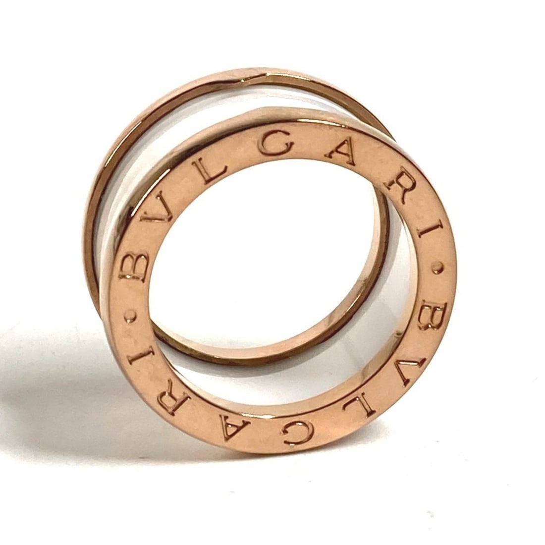 BVLGARI Bulgari 18K Gold PG B-ZERO1 Ceramic Accessory Jewelry Platinum Ring Au750 Men's White 1: --- Catalog ---Category: SizeUS Size: 9.5Brand Size: 59Category: DesignType: Band ringColor: Pink gold, WhiteGender: MenMaterial: Pink gold (18K)Category: GeneralBrand: BvlgariCountry of Origin: Italy