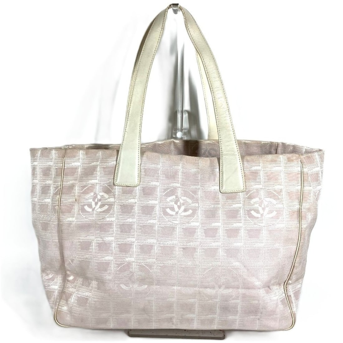 CHANEL A15991 CC Coco Mark Logo New Travel Line MM Shoulder Bag, Tote Leather, Nylon, Men's,: --- Catalog ---Category: SizeSize (HxWxD): 26cm x 34.5cm x 14.5cm / 10.23'' x 13.58'' x 5.7''Category: DesignType: Tote bagColor: BeigeGender: Men,WomenMaterial: Nylon , Leather Category: GeneralMPN: 
