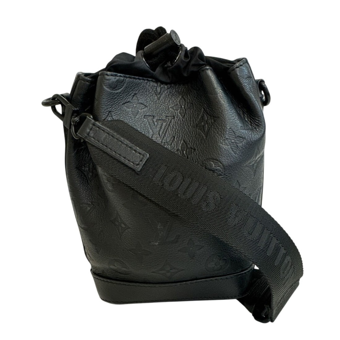 LOUIS VUITTON M82248 Noe Sling Shoulder Pouch, Drawstring Bag, Monogram Shadow, Black: --- Catalog ---Category: SizeSize (HxWxD): 21cm x 14cm x 6.5cm / 8.26'' x 5.51'' x 2.55''Category: DesignType: Pochette, Pouch, Shoulder bagColor: BlackGender: Men,WomenMaterial: Leather Category: Gen