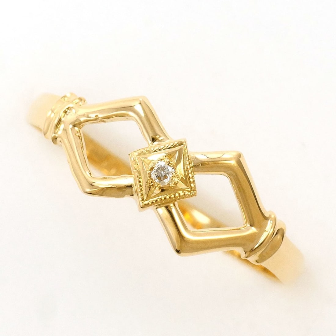 18K gold ring with diamond (no carat marking), total weight 0.9g, like new.: --- Catalog ---Category: SizeWidth: 6mm / 0.24''Weight: 0.9g / 0.03oz.JP Size: 10.5US Size: 5.5Category: DesignType: Band ringColor: GoldMetal: GoldStone: DiamondGender: WomenMaterial: Gold (18K)Metal