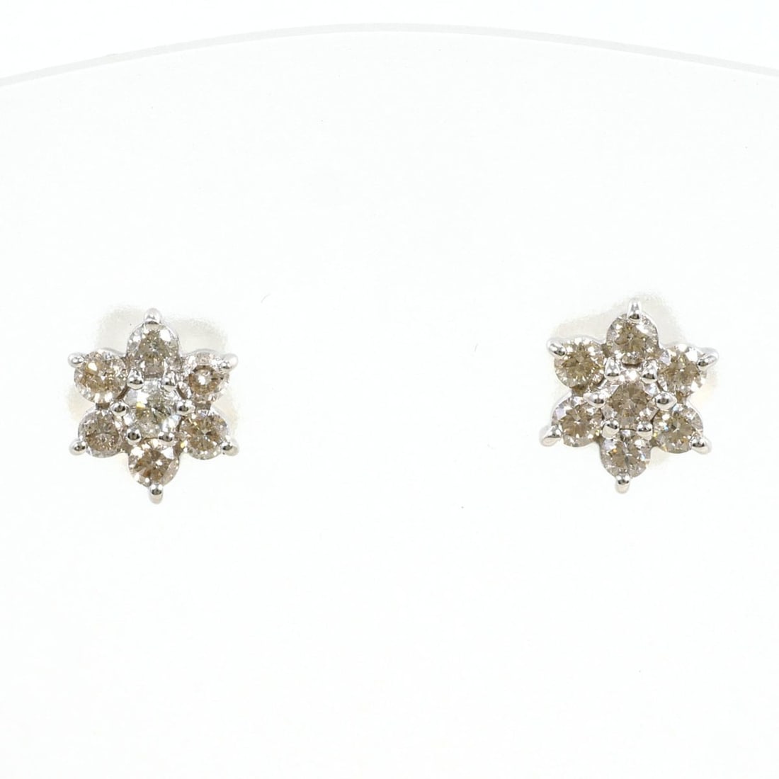 PT900 Platinum Earrings with 0.15 ct Diamonds, Total Weight 1.2g, Like New Condition.: --- Catalog ---Category: SizeWeight: 1.2g / 0.04oz.Category: DesignType: Stud earringsColor: PlatinumMetal: PlatinumStone: DiamondGender: WomenMaterial: Platinum 900Weight (ct.): 0.15Category: General