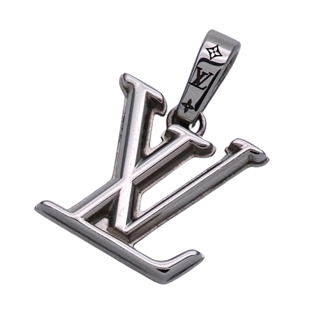 Louis Vuitton LOUIS VUITTON Pendant Top for Women and Men - Brand Metal Charm LV Dimension Silver: --- Catalog ---Category: SizePendant Size: 24.5mm x 16.4mm / 0.96'' x 0.64''Category: DesignColor: SilverGender: Men,WomenMaterial: MetalPendant Type: PendantNecklace Type: PendantCategory: GeneralMPN