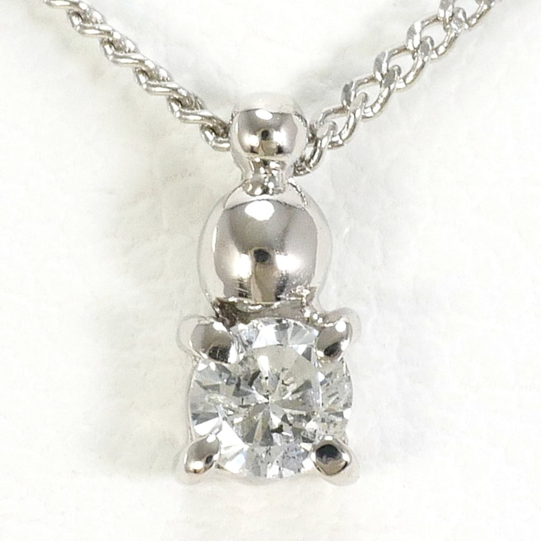 PT900 Platinum / PT850 Necklace with 0.10ct Diamond, Total Weight 2.0g, 42cm, Like New Condition: --- Catalog ---Category: SizeWeight: 2g / 0.07oz.Pendant Size: 7mm x 3mm / 0.27'' x 0.11''Neck Circumference: 42 cm / 16.53''Category: DesignColor: PlatinumMetal: PlatinumStone: DiamondGender: