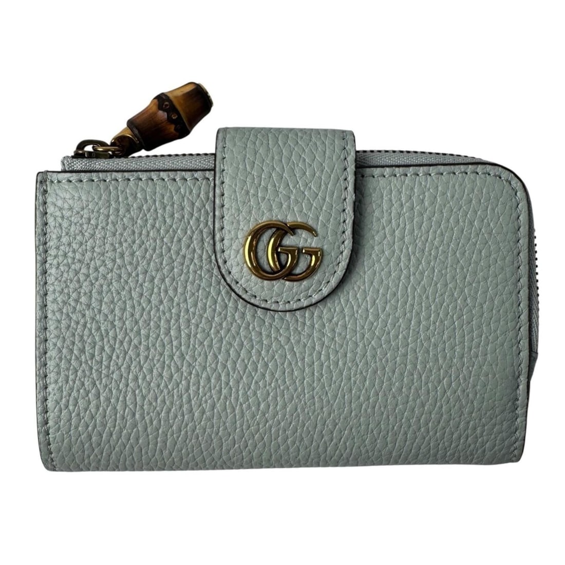 Gucci Double G Medium Wallet with Bamboo - Bi-fold for Women: --- Catalog ---Category: SizeSize (HxWxD): 8.5cm x 13cm / 3.34'' x 5.11''Category: DesignType: Wallet (bi-fold)Color: Pale greenGender: WomenMaterial: Leather Category: GeneralBrand: Gucci--- Item Lis