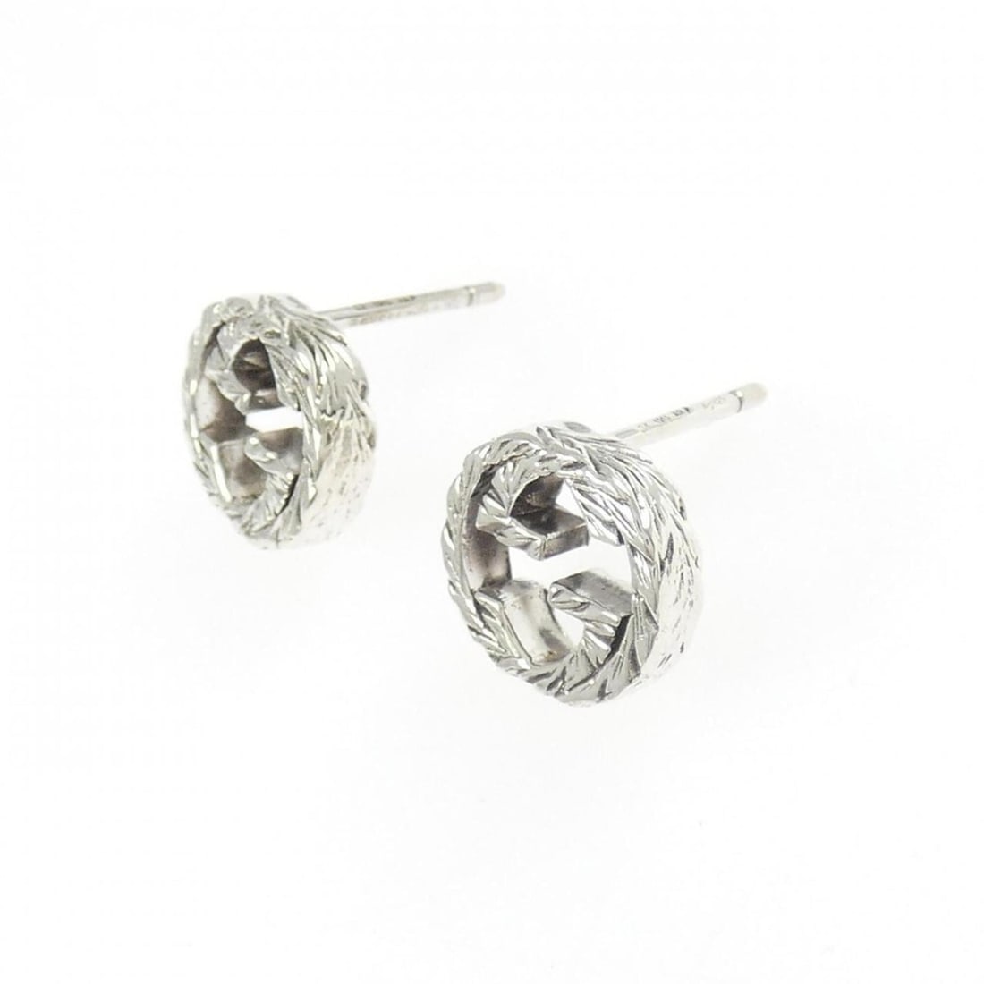 Gucci Interlocking G Earrings: --- Catalog ---Category: SizeSize (HxWxD): 9.40mm x 10.40mm / 0.37'' x 0.41''Category: DesignType: Stud earringsGender: WomenMaterial: Silver 925Category: GeneralMPN: 457109 J8400 0811Brand: Gucci---